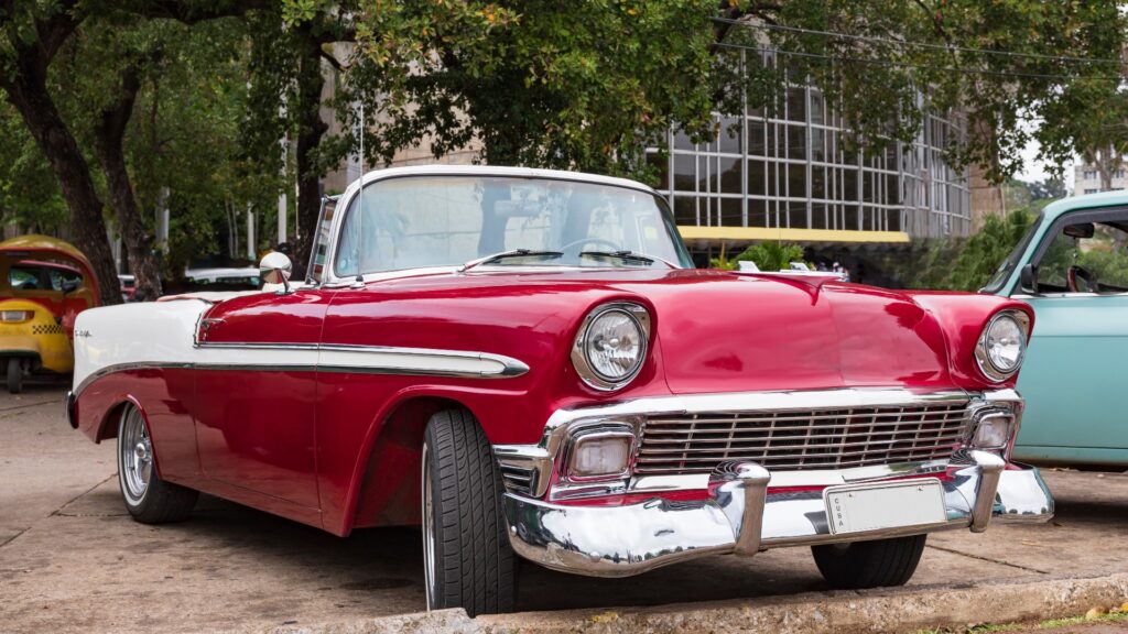 ein alter roter Oldtimer im städtischen Ambiente.